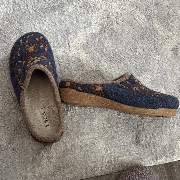 Taos Footwear Navy and Brown Floral Slippers - Picture 4 of 6